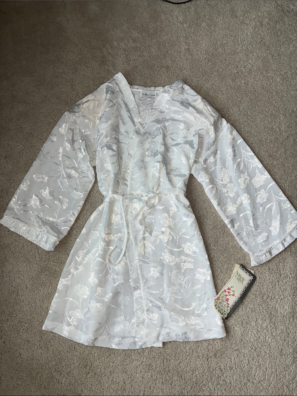 New Willow Creek Vintage White Floral Satin Kimono Robe size M elegant w/pads